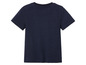 Een donkerblauw T-shirt met korte mouwen.