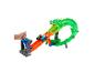 Een kinderhand lanceert twee monstertrucks over een oranje baan richting de bek van een groene draak.