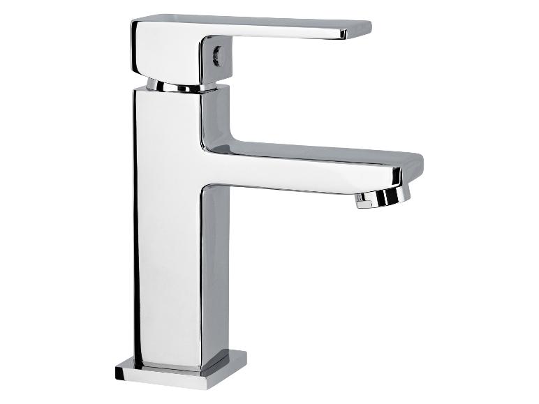 Chromen badkamerkraan met rechthoekig lichaam.