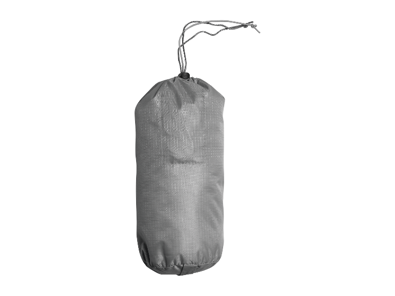 Grijze compressiezak voor kampeeruitrusting.