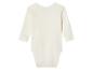 Kremkleurige baby body met lange mouwen.