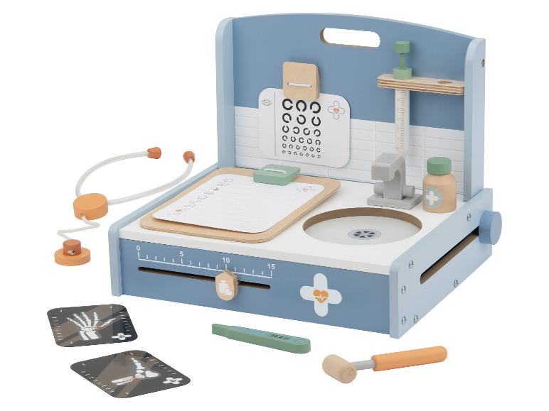 Houten dokterspeelset met stethoscoop, oogkaart en accessoires.