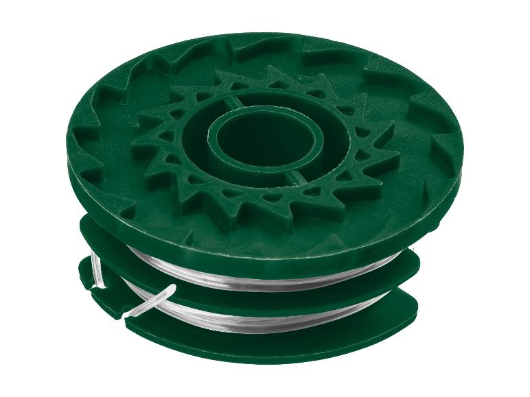 Groene trimmerdraadspoel op een witte achtergrond.