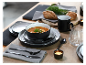Chique zwarte servies: schaal, borden en mok, met soep en brood.