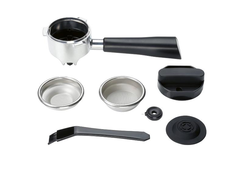 Espressomachine-accessoires, waaronder een portafilter, filterbakjes, reinigingsborstel en andere gereedschappen.