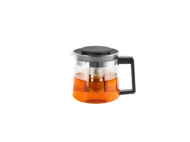 Glazen theepot met zwart handvat en deksel, gevuld met thee.