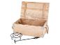 Open houten kist, pannenstandaard en pook.