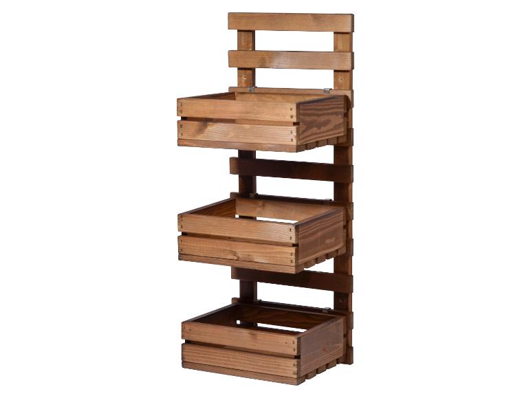 Drielaags houten wandrek met opbergkratten.