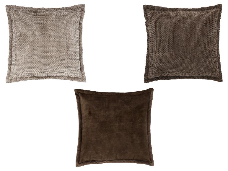 Drie bruine en beige decoratieve kussens met verschillende texturen.