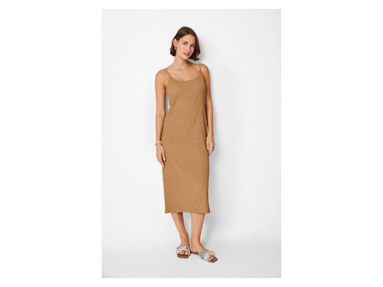 Beige midi jurk en gestreepte slippers: elegante zomerlook.