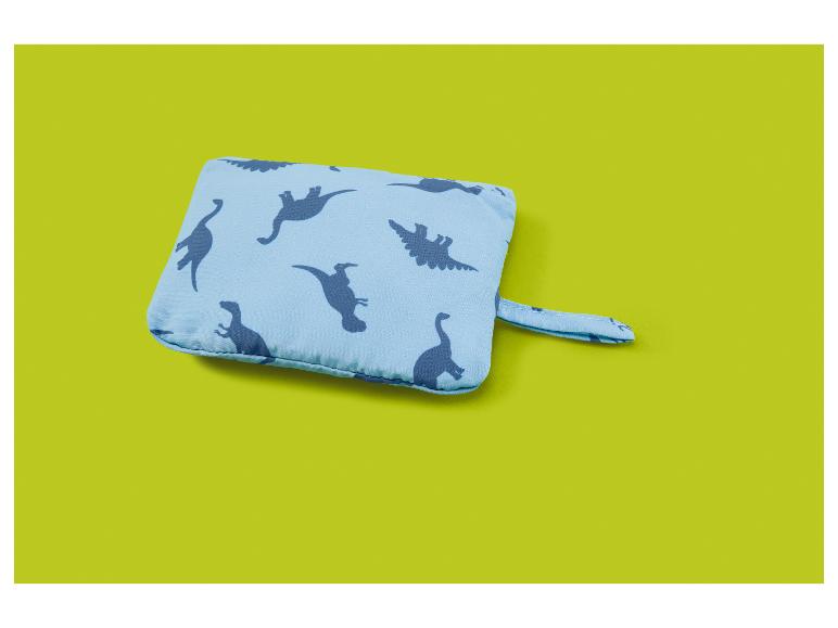 Blauwe kindertas met dinosauruspatronen op een limoengroene achtergrond.