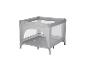 Grijze babybox met gaaszijden en een patroonmat op een witte achtergrond.