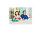 Twee lachende kinderen spelen een bordspel met een vleesetende plant en figuren.