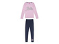 Een roze longsleeve met 'Barbie'-logo en blauwe leggings met 'Barbie'-print.