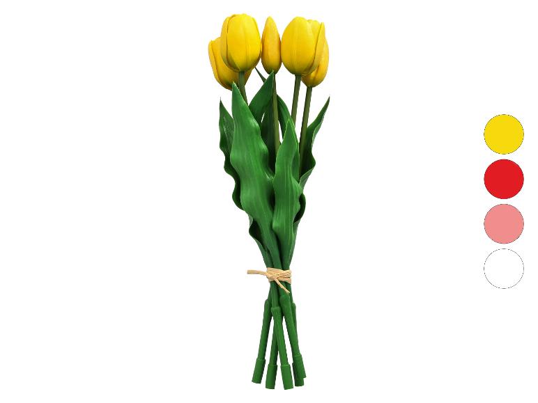 Boeket kunstgele tulpen met groene bladeren en een raffia lint