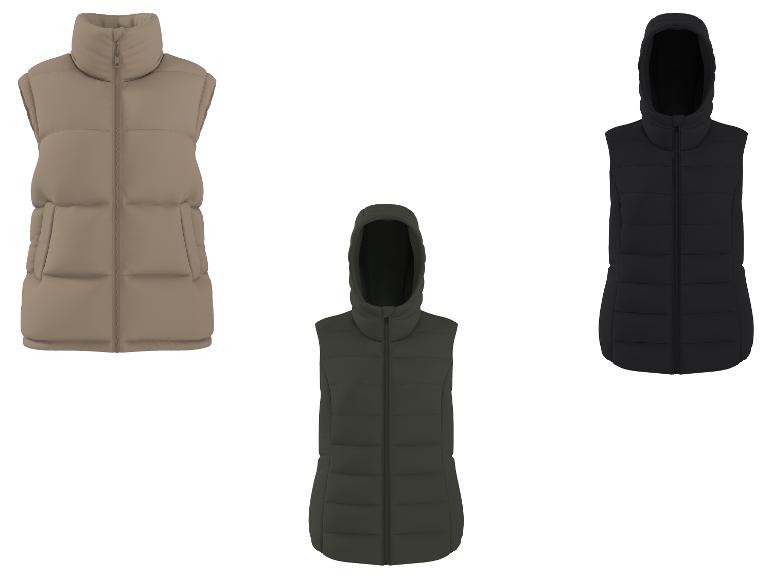Drie gewatteerde bodywarmers in beige, donkergroen en zwart, waarvan twee met capuchon.