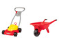 Een rode speelgoed-grasmaaier van Klein en een rode kruiwagen.