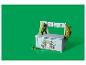 Blauwe speelgoedkist met bosdierenmotief, pluchen dinosaurus en rugzak.