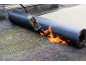 Dakbedekkingsrol aanbrengen met brander, vlammen creërend.