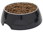 Een zwarte hondenvoerbak met droogvoer