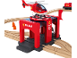 Brandweerkazerne speelset met rode helikopter, trein en houten rails.