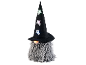 Halloween kabouter met zwarte heksenhoed versierd met lichtgevende spoken en grijze baard.