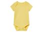 Geel baby rompertje met korte mouwen.