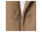 Detail van bruine jas met knoop en knoopsgat.