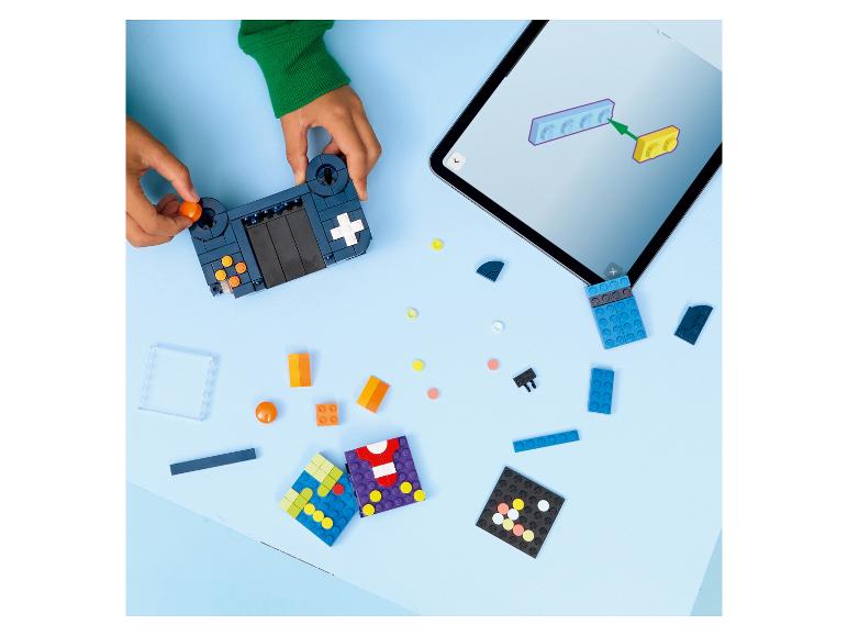 Kind bouwt een gamecontroller van bouwstenen, met instructies op een tablet.