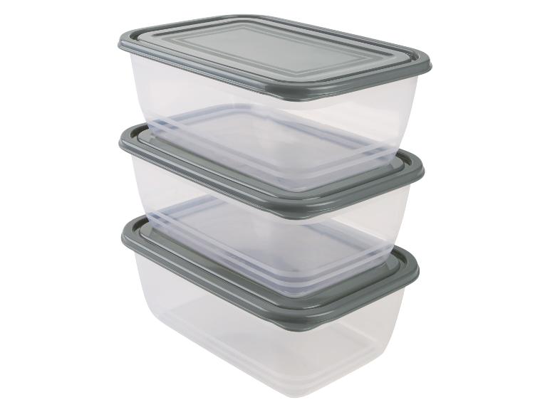 Drie stapelbare, transparante plastic opbergdozen met grijze deksels.