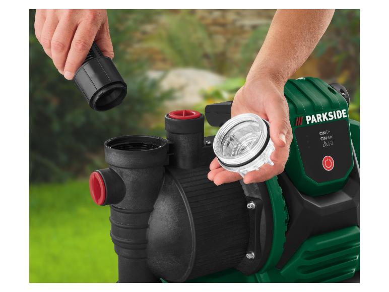 Man monteert een tuinpomp, waarbij hij een transparante dop plaatst.