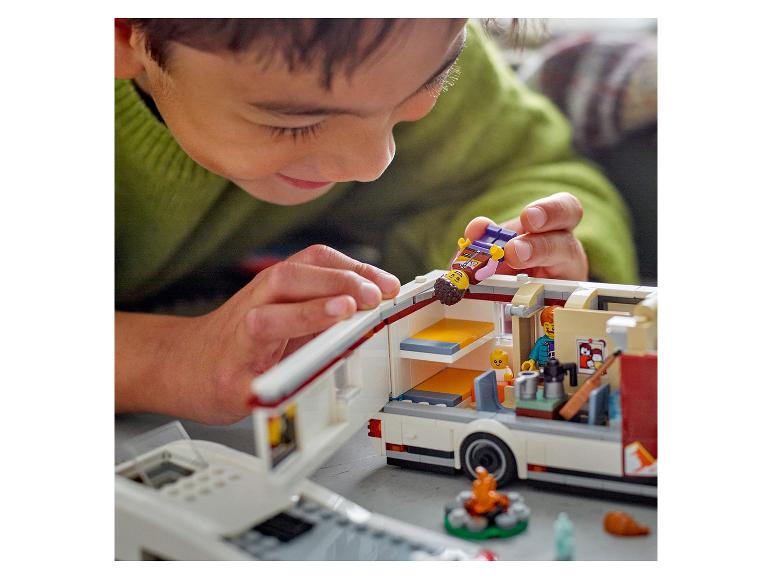 Kind speelt met een LEGO Friends camper speelgoed