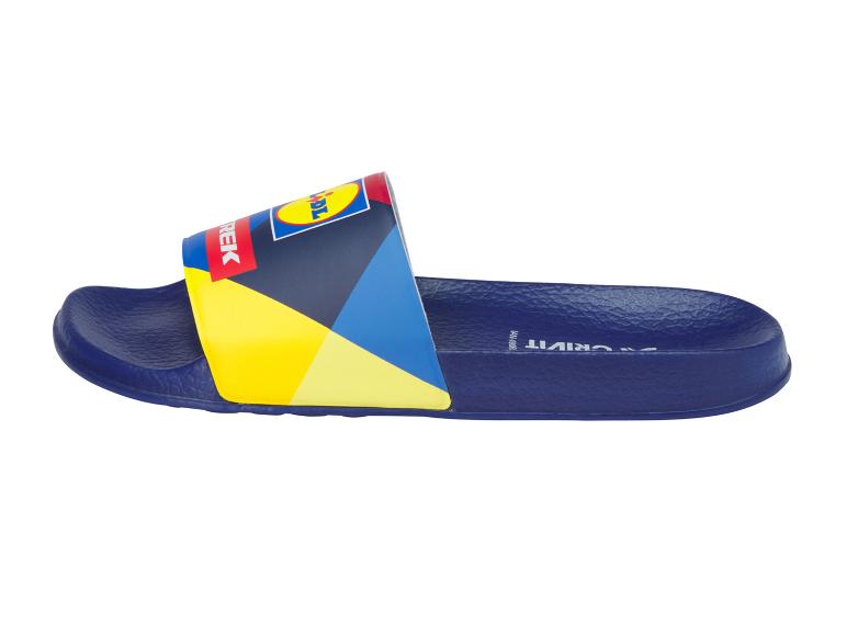 Blauwe Lidl Crivit slippers met geometrisch patroon.