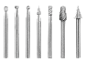 Set van verschillende metalen frezen voor graveren en slijpen op een zwarte achtergrond.