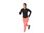 Vrouw in zwart hardloopshirt met lange mouwen en roze bedrukte legging aan het hardlopen.