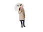 Meisje in beige regenjas, jeans en laarzen met een transparante paraplu.