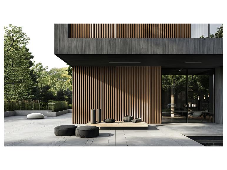 Modern huis met houten lamellen, buitenterras met poefs en groene bomen.