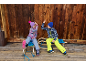 Twee kinderen in winterkleding en mutsen, zittend op sleeën en high-fivend.
