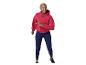 Vrouw in rode hoodie en donkerblauwe legging, lachend en actief.