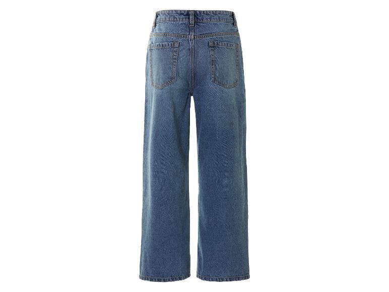Een paar blauwe jeans met wijde pijpen.