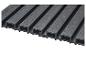 Close-up van donkergrijze composiet terrasplanken met geribbeld oppervlak en hol profiel.