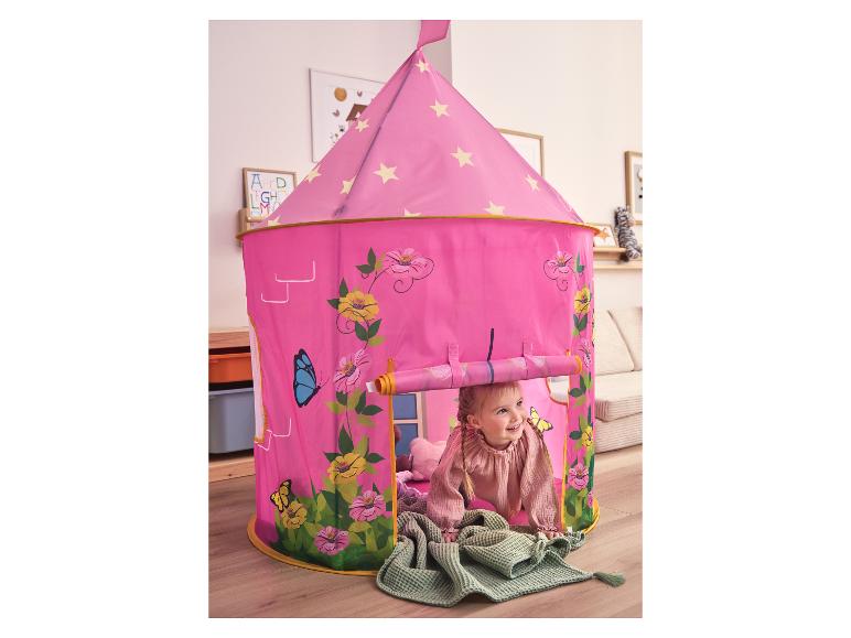Peuter meisje speelt in een roze speeltent met bloemen- en vlinderontwerpen
