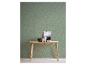 Houten tafel met decoraties en groen bloemenpatroon behang.