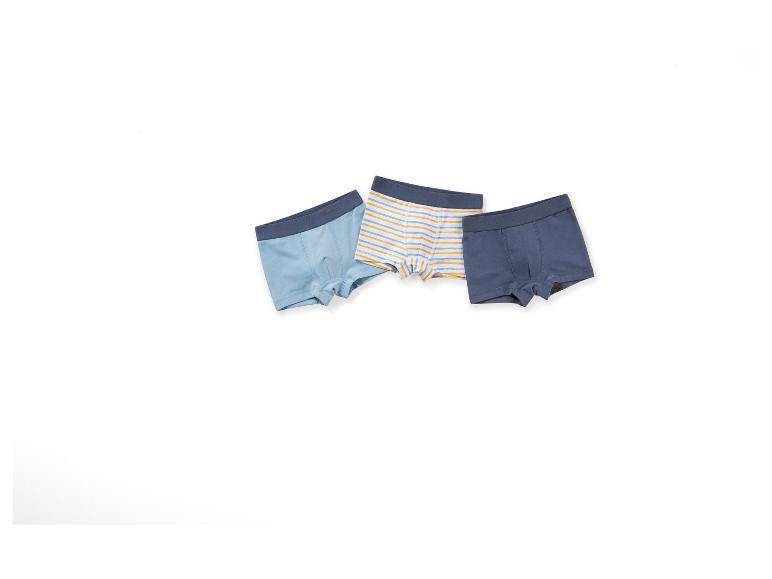 Drie boxershorts voor heren in blauwe en gestreepte kleuren.