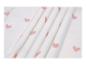 Witte stof met roze hartjespatroon, gevouwen.