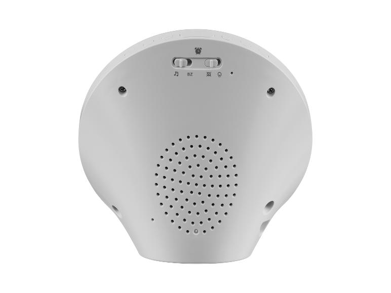 Achteraanzicht van een witte wekker met luidspreker, schakelaars en knoppen.