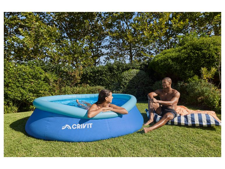 Koppel ontspant bij een opblaasbaar zwembad in de tuin.