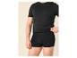 Man in zwart T-shirt en zwarte boxershort.