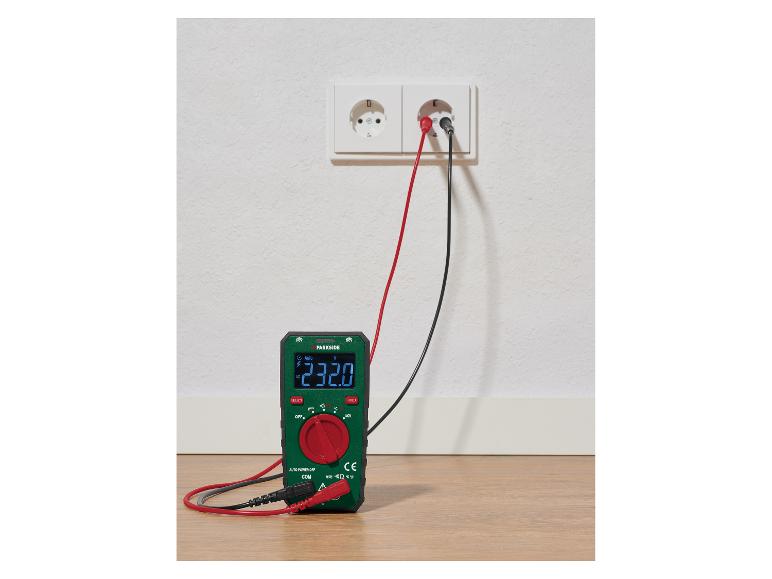 Digitale multimeter meet 232,0 V uit een stopcontact.