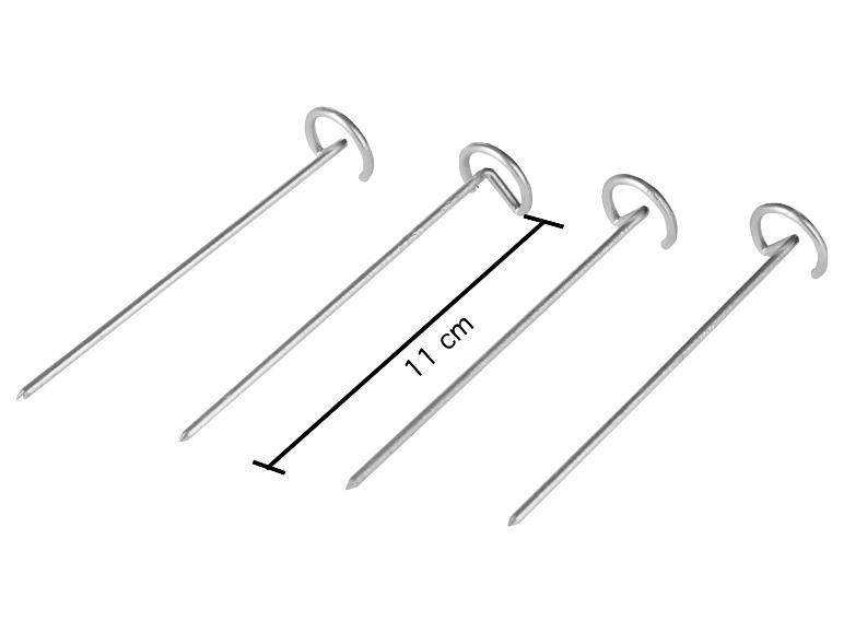 Vier zilverkleurige metalen haringen met ringen, één van 11 cm lang.